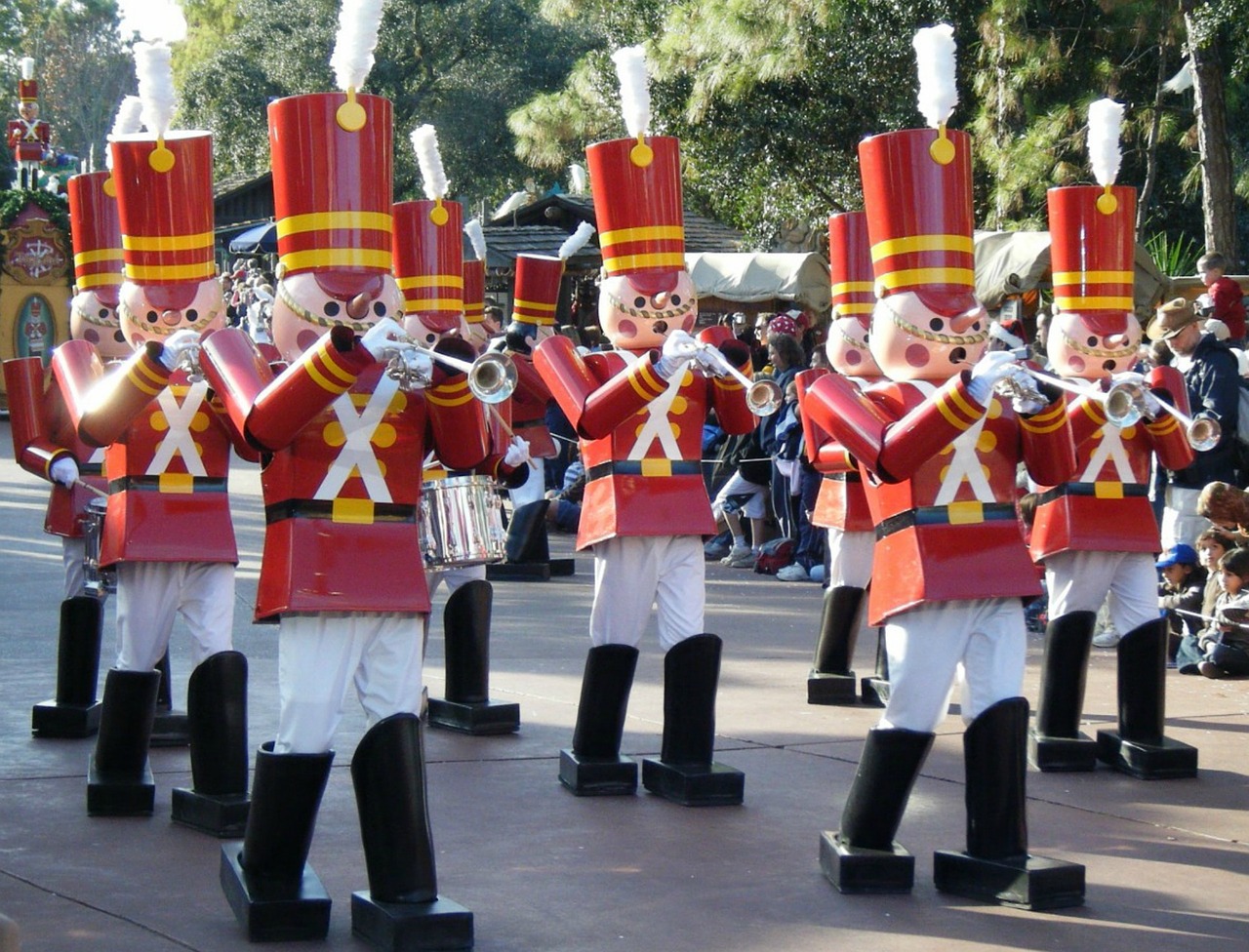 Desfile navideño, miembros de la banda vestidos como soldados de juguete