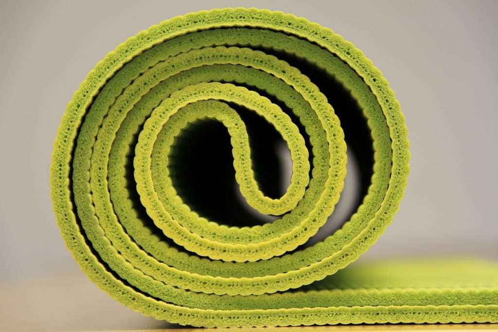 Alfombrilla de yoga verde brillante.