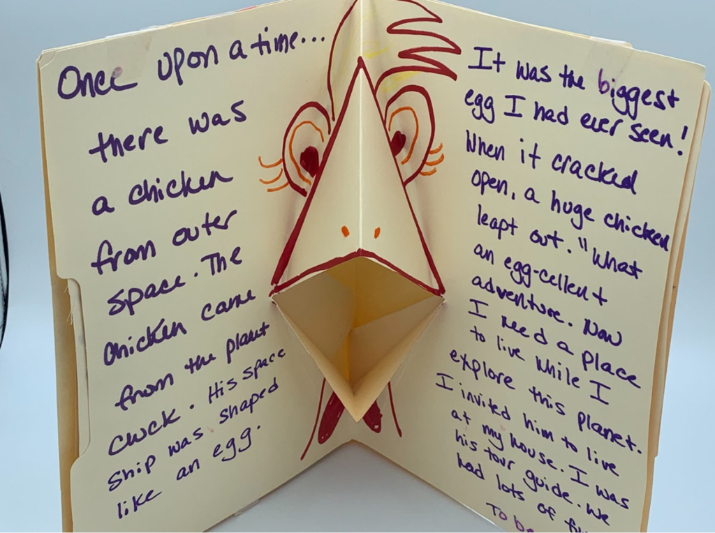 Un dibujo de una gallina con pico desplegable y un cuento breve escrito alrededor de ella.